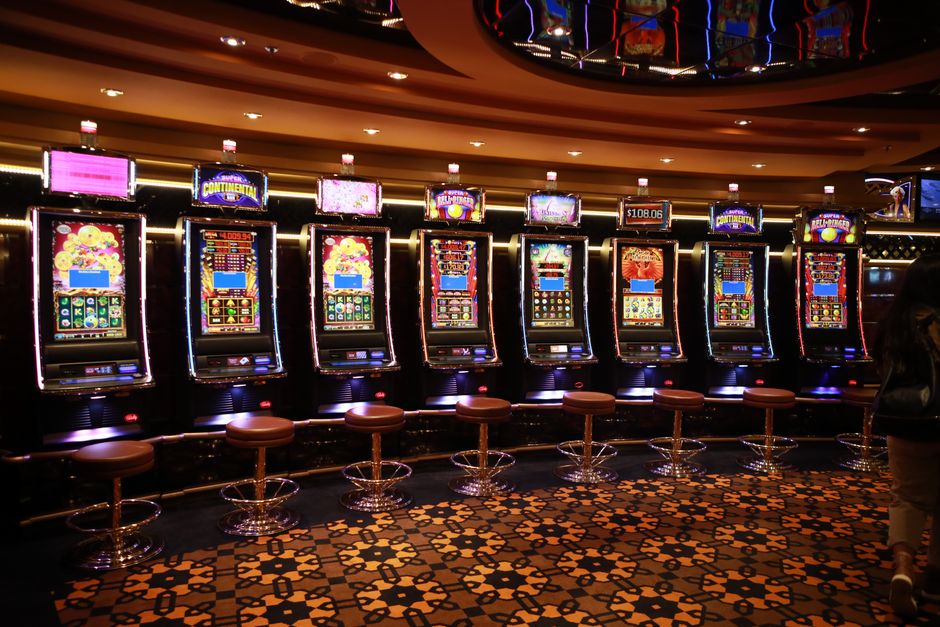 Online Casino Freispiele ohne Einzahlung 2026: Angebote & Bedingungen: Eingangshalle eines Casinos — Symbolbild für Kontoeröffnung und Identitätsprüfung